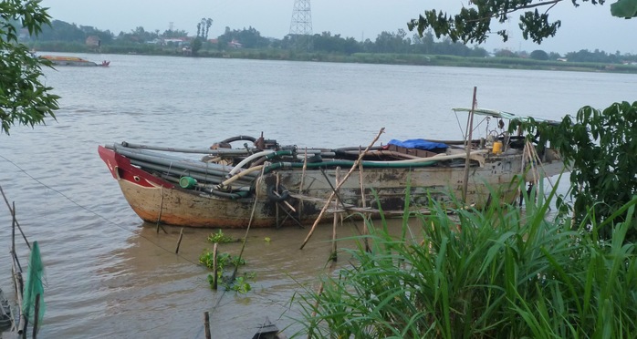 Tàu hút, bơm cát do Nghĩa trộm của cửa hàng Minh Phương như thế này nhưng được đóng bằng sắt.