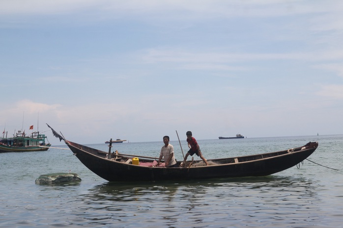 
Do thiếu trang bị bảo hộ nên hiểm họa luôn rình rập ngư dân đánh bắt trên biển
