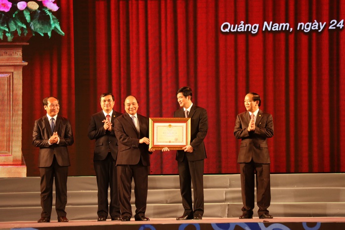 
Thủ tướng Nguyễn Xuân Phúc trao Huân chương Độc lập hạng Nhất cho lãnh đạo tỉnh Quảng Nam
