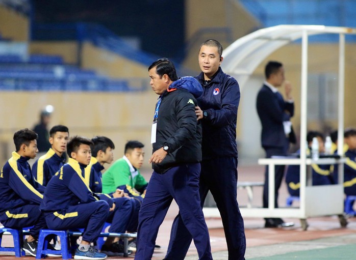 Trọng tài Thư ra khuyên trợ lý HLV Nguyễn Thanh Sơn khi thấy ông nổi nóng ra phản ứng một quyết định trên sân của đồng nghiệp
