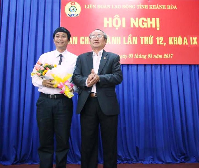 
Ông Nguyễn Hoà, Chủ tịch LĐLĐ tỉnh Khánh Hoà (phải) tặng hoa chúc mừng ông Bùi Thanh Bình
