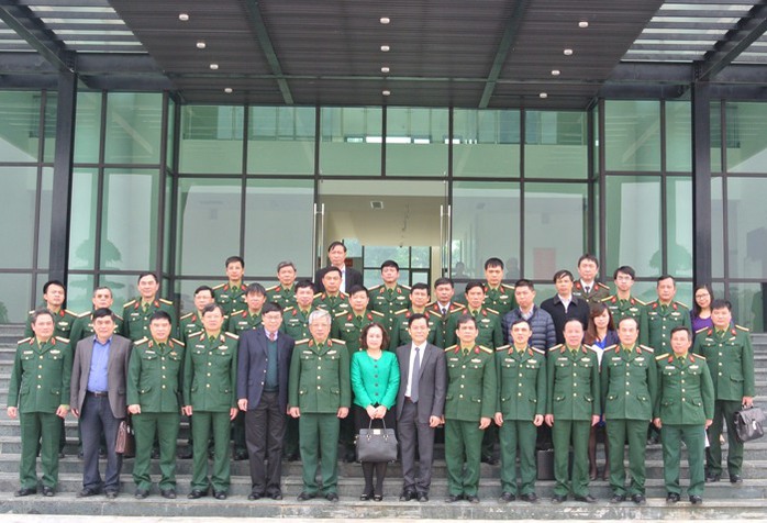 Các đại biểu dự cuộc họp chụp ảnh tại trụ sở Trung tâm Gìn giữ hoà bình Việt Nam