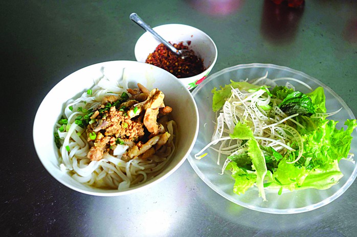 Tô mì Quảng của quán bà Mười