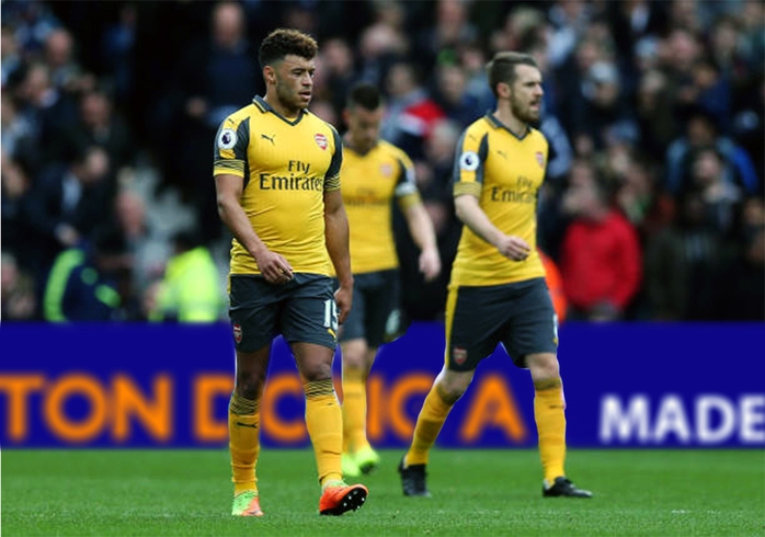 Chamberlain (trái) và các cầu thủ Arsenal thẫn thờ sau thất bại trước West BromẢnh: EPL