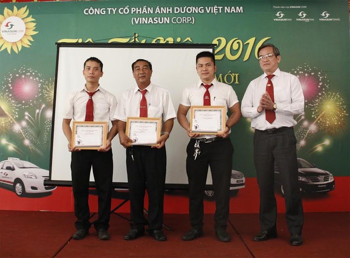 
Ông Huỳnh Văn Sĩ (bìa phải), Phó Tổng giám đốc Vinasun, trao giấy khen cho các lái xe đã dũng cảm bắt cướp
