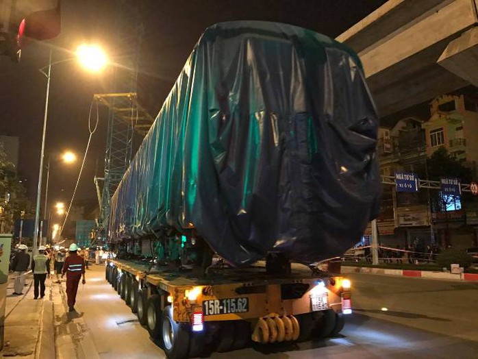 Chiếc đầu tàu được phủ bạt xanh, chằng buộc cẩn thận