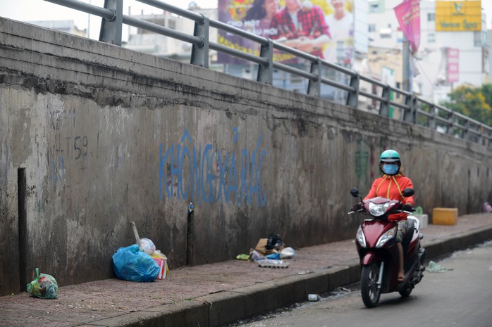 
Dù chân cầu Thị Nghè (quận Bình Thạnh) ghi rõ là nơi cấm đổ rác nhưng nhiều người vẫn bỏ rác tại đây.
