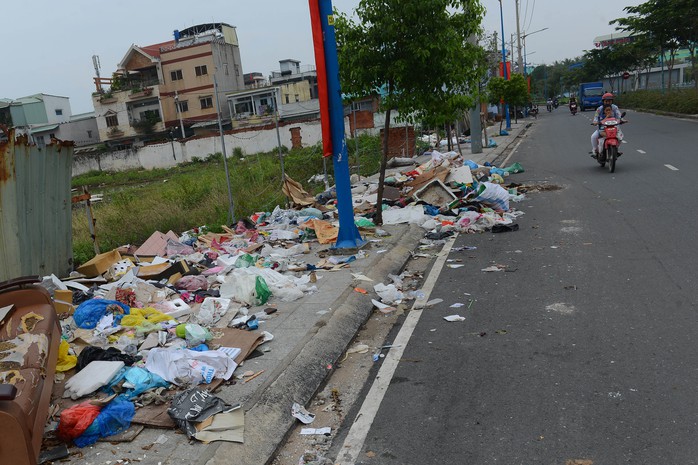 
Một bãi rác khá lớn tràn ra cả mặt đường trên đường Kênh Tân Hóa (quận Tân Phú)

