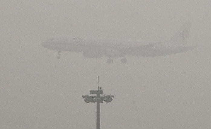 
Hơn 300 chuyến bay ở Thiên Tây đã bị hủy hôm 1-1 do khói bụi mù mịt. Ảnh: AP
