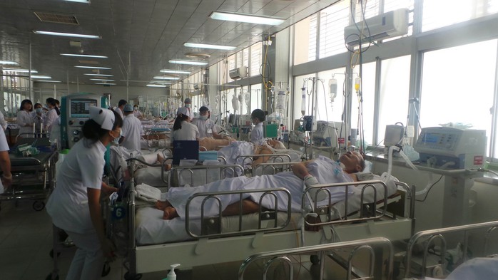 Nhiều người bệnh từ các địa phương đang được cấp cứu, điều trị tại Bệnh viện Chợ Rẫy