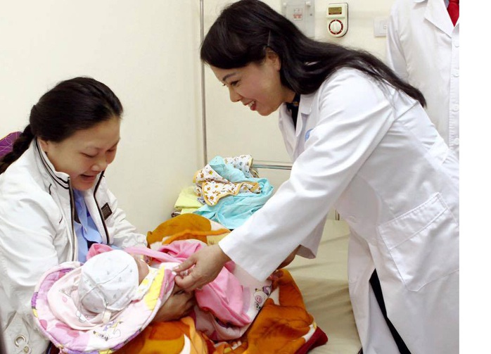 
Bộ trưởng thăm hỏi một bà mẹ mới sinh trong chuyến công tác tại các bệnh viện
