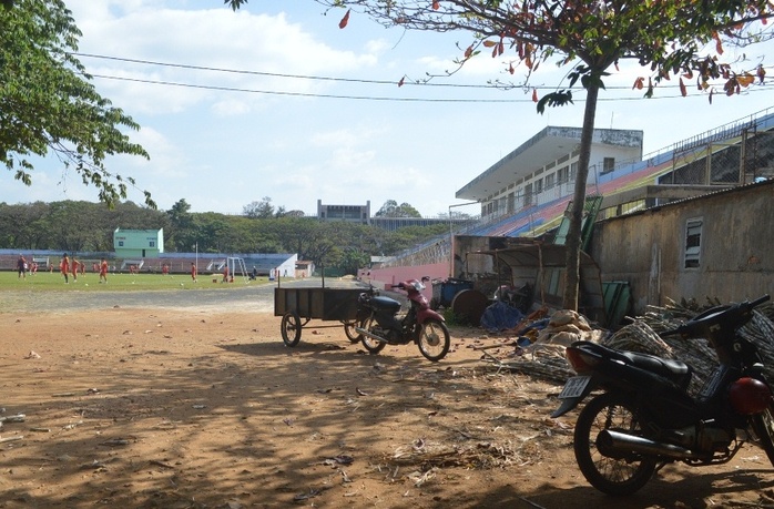 Một góc sân vận động tỉnh Đắk Lắk, nơi chỉ tổ chức vài trận đấu ở Giải Bóng đá Hạng nhất quốc gia