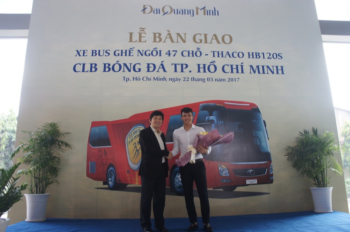 Công Vinh nhận bàn giao xe từ công ty ô tô Trường Hải