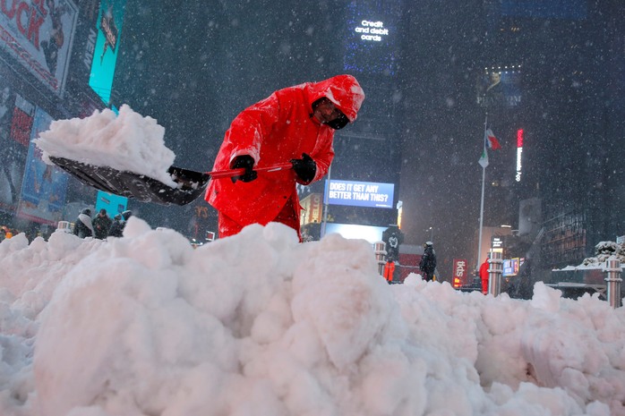 Tuyết rơi dày tại TP New York hôm 14-3 Ảnh: REUTERS
