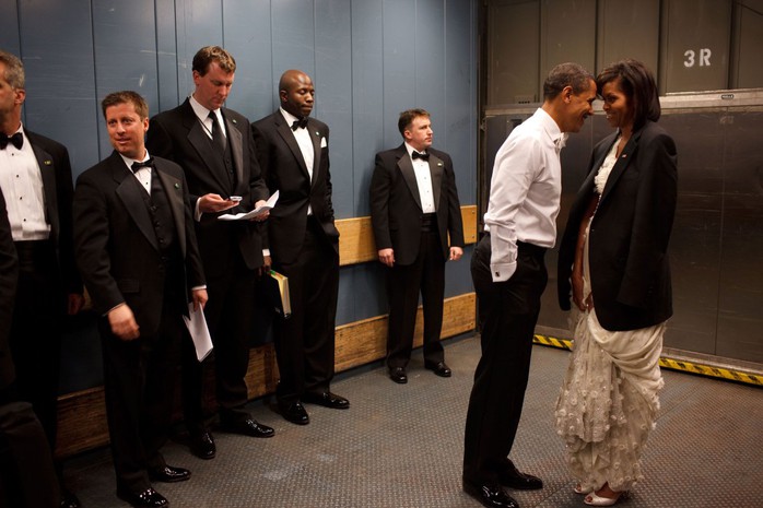 
Một khoảnh khắc thân mật vợ chồng tổng thống Mỹ trong thang máy. Ảnh: Pete Souza—The White House
