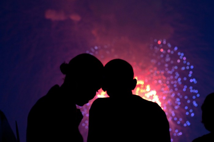 
Cùng ngắm pháo hoa trên sân thượng Nhà Trắng vào ngày Quốc khánh 4-7-2010. Ảnh: Pete Souza—The White House
