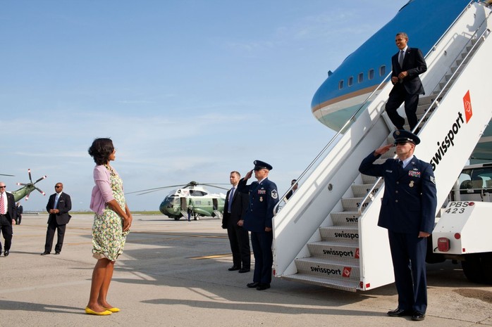
Đệ nhất phu nhân chờ đón chồng tại sân bay John F. Kennedy năm 2012. Ảnh: Pete Souza—The White House
