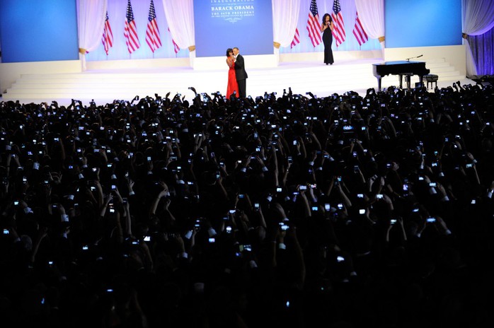 
Ông bà Obama khiêu vũ trong đêm dạ tiệc nhân lễ nhậm chức ngày 21-1-2013. Ảnh: Lawrence Jackson—The White House
