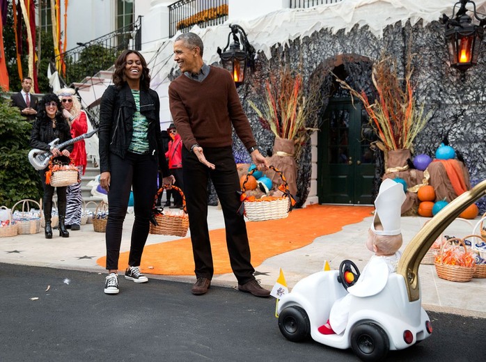 
Vợ chồng ông Obama thích thú trước em bé hóa trang thành Giáo hoàng dịp lễ Halloween năm 2015. Ảnh: Pete Souza—The White House
