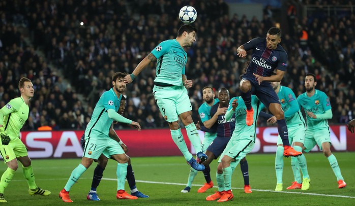 Luis Suarez cũng không khá hơn Messi dù có chạm bóng trong vòng cấm địa PSG