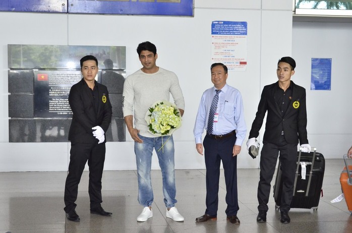 Nam diễn viên Siddharth Shukla, vai Thanh tra Shiv điển trai của phim “Cô dâu 8 tuổi” đến TP HCM