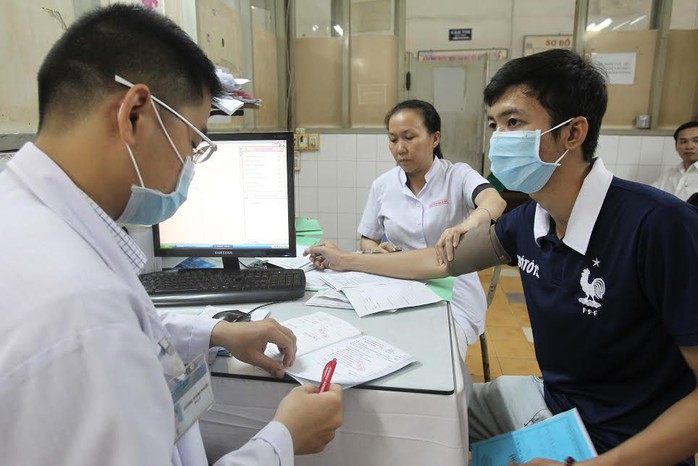 
Khám bệnh BHYT tại Bệnh viện Đa khoa Sài Gòn Ảnh: HOÀNG TRIỀU
