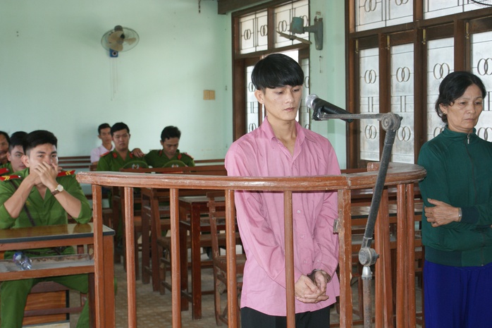 
Bị cáo Hồ Linh Chi tại phiên tòa lưu động
