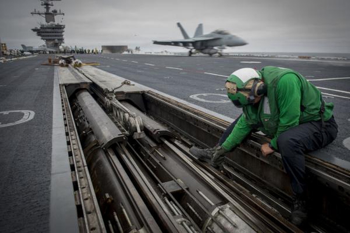 Kiểm tra thiết bị trên USS Carl Vinson, tàu sân bay Mỹ tuần tra biển Đông gần đâyẢnh: HẢI QUÂN MỸ