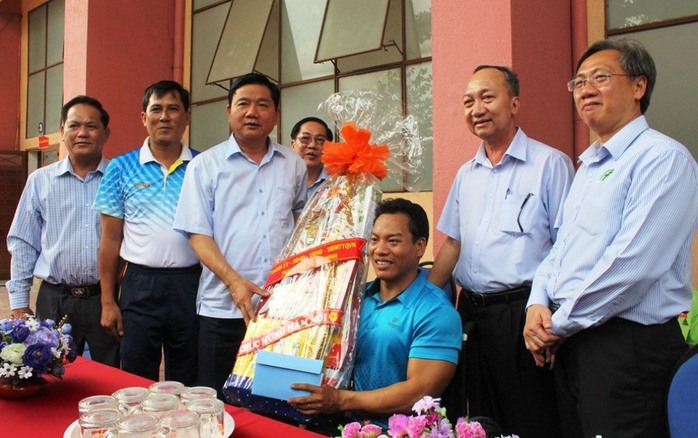 
Bí thư Đinh La Thăng thăm và chúc Tết vận động viên khuyết tật Lê Văn Công. Ảnh: Bảo Nghi
