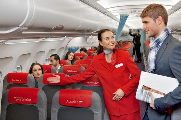 Tiếp viên hàng không phải luôn tươi cười kể cả khi hành khách đòi hỏi quá đáng. Ảnh: Australian Airlines