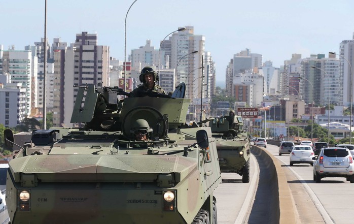 Xe bọc thép tuần tra đường phố TP Vitoria, bang Espirito Santo hôm 9-2 Ảnh: REUTERS