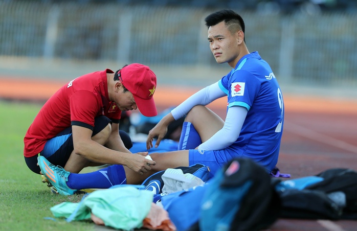 Bác sĩ Đồng Xuân Lâm chăm sóc chấn thương của Hoàng Thịnh ở đội tuyển Việt Nam Ảnh: Quang Liêm