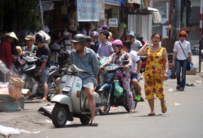 
Buôn bán lấn hết vỉa hè đường Nguyễn Thái Học, quận 1, TP HCM Ảnh: Quốc Chiến
