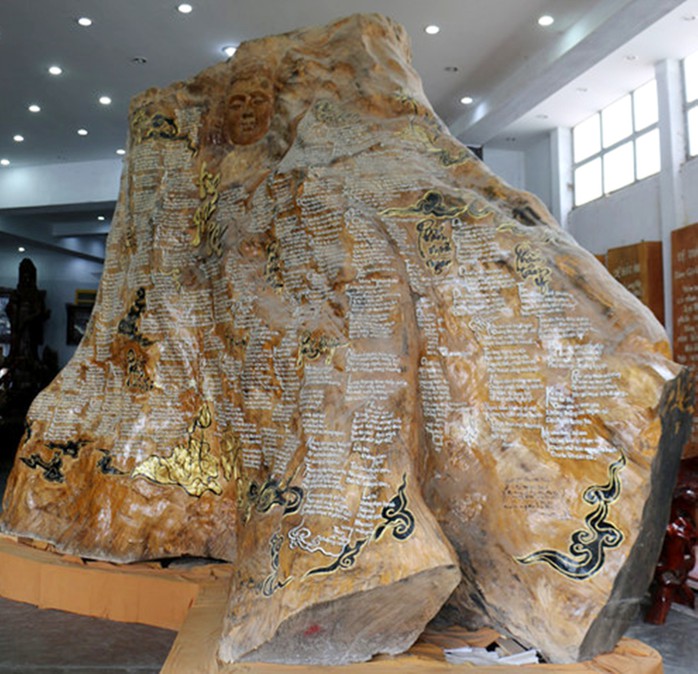 
Bộ kinh pháp cú lớn nhất Việt Nam được chạm khắc trên gốc cây gỗ trâm.
