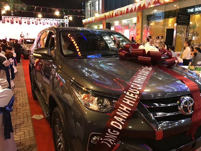 Chiếc ô tô Toyota Fortuner trị giá khoảng 1 tỉ đồng được C.T Group thưởng cho nhân viên xuất sắc năm 2016.