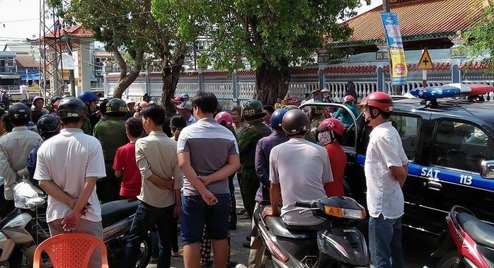 
Sau hơn 1 giờ can thiệp, cảnh sát 113 mới đảm bảo được trật tự trước trụ sở TAND tỉnh Kiên Giang.
