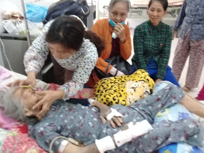 
Cụ N. đang được người thân chăm sóc tại Bệnh viện Đa khoa Trà Vinh

