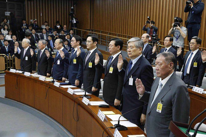 Lãnh đạo 8 chaebol ra điều trần trước Quốc hội ngày 6-12-2016Ảnh: EPA
