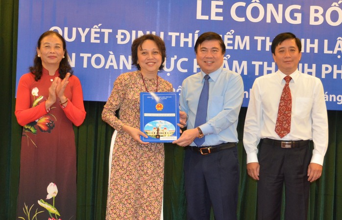 Chủ tịch UBND TP Nguyễn Thành Phong trao quyết định thành lập Ban Quản lý An toàn thực phẩm TP HCM cho bà Phạm Khánh Phong LanẢnh: Phan Anh