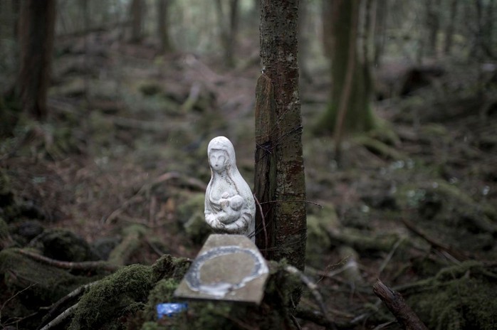 
Bức tượng nhỏ dành để tiễn biệt người thân đã khuất trong rừng Aokigahara Ảnh: NEW YORK TIMES
