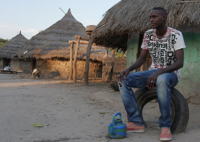 Goundo Wandianga đơn độc ở làng Ảnh: THE GUARDIAN