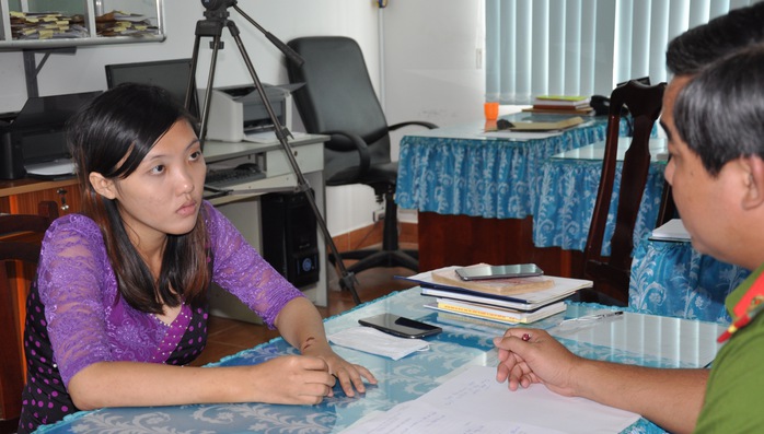 
Chị Phụng tại Công an huyện Kiên Lương để trình báo sự việc.

