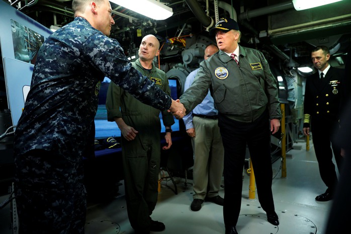 Tổng thống Donald Trump thăm tàu sân bay Gerald R. Ford của Hải quân Mỹ tại cơ sở đóng tàu Ingalls Newport News, bang Virginia Ảnh: REUTERS