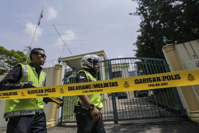 Cảnh sát phong tỏa Đại sứ quán Triều Tiên ở thủ đô Kuala Lumpur - Malaysia hôm 7-3Ảnh: EPA