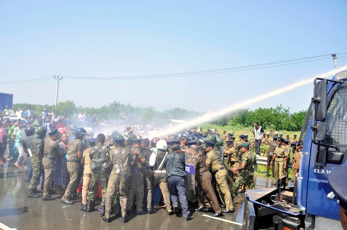 Cảnh sát đụng độ với người biểu tình ở Mirijjawila - Sri Lanka hôm 7-1 Ảnh: Reuters