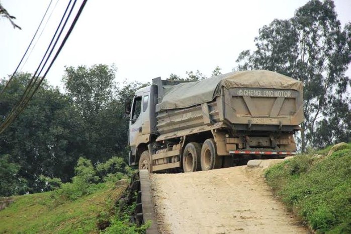 
Xe tải hàng chục tấn chạy trên đê có tải trọng không quá 12 tấn (đoạn qua xã Xuân Thành, huyện Thọ Xuân)

