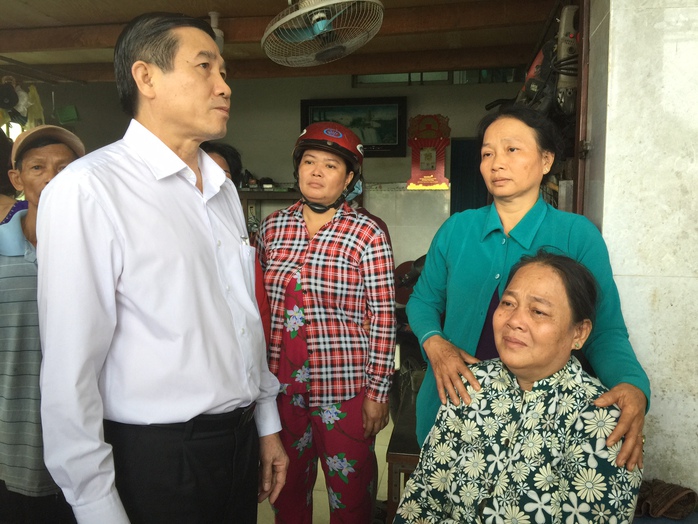
Ông Lê Văn Hưởng, Chủ tịch UBND tỉnh Tiền Giang, có mặt tại hiện trường vụ tai nạn sáng 16-1 trực tiếp chỉ đạo giải quyết vụ việc và thăm hỏi gia đình nạn nhân Ảnh: MINH SƠN
