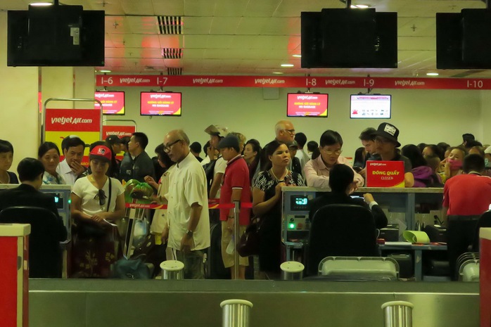 
Hành khách làm thủ tục check-in tại sân bay Tân Sơn Nhất Ảnh: Hoàng Triều
