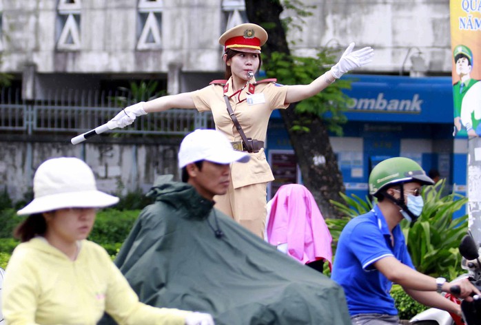 
Các trường công an có nhiều thay đổi trong tuyển sinh năm 2017. Trong ảnh: Nữ cảnh sát giao thông đang làm nhiệm vụ tại một tuyến đường ở TP HCM Ảnh: Hoàng Triều
