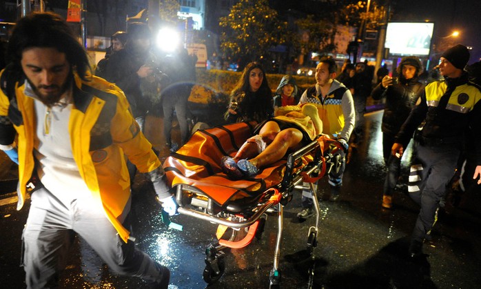 Một phụ nữ bị thương được đưa đi cấp cứu sau vụ xả súng ở hộp đêm Reina Ảnh: REUTERS